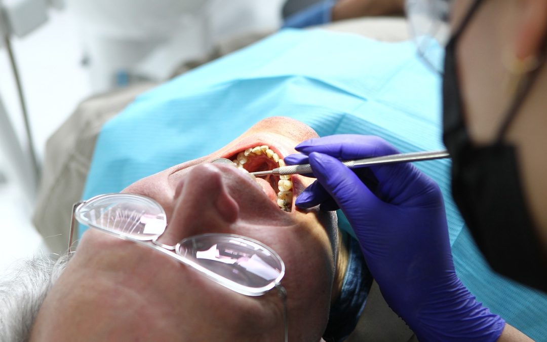 homem com perda óssea dental