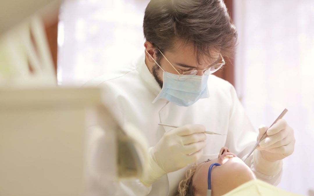 dentista masculino fazendo tratamento de canal