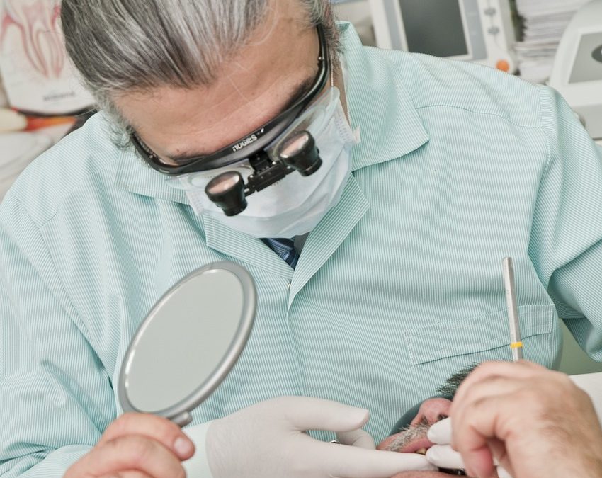 dentista fazendo enxerto ósseo dentário