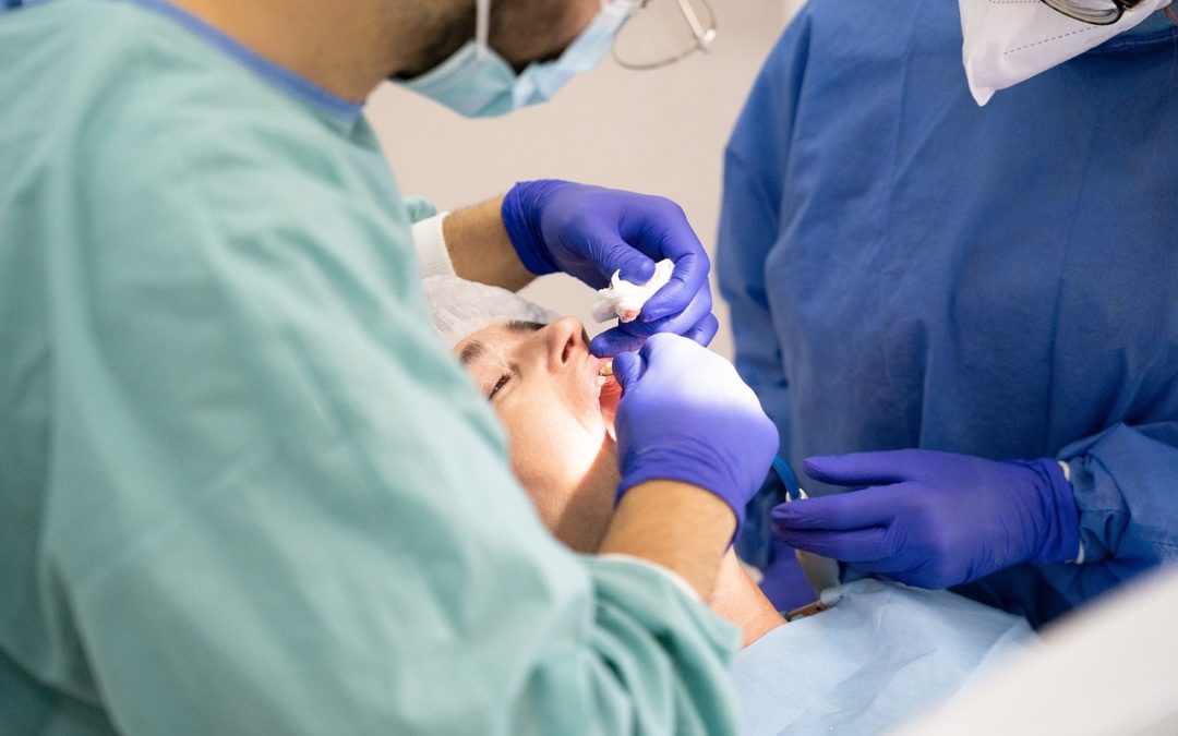 dentista resolvendo problema de infiltração no dente