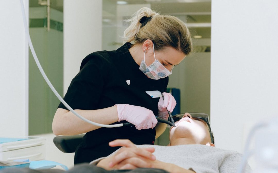 Dentista resolvendo doenças gengivais