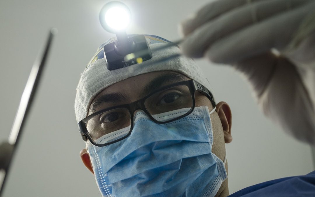 dentista examinando saúde bucal em diabético