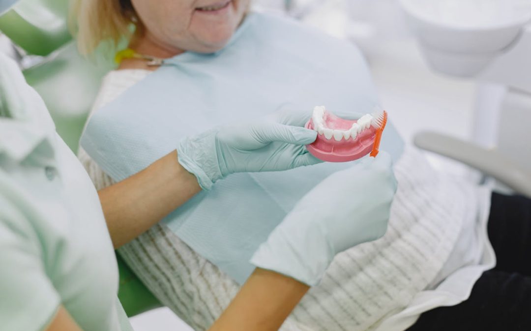 Odontologia preventiva para idosos sendo feita por um dentista