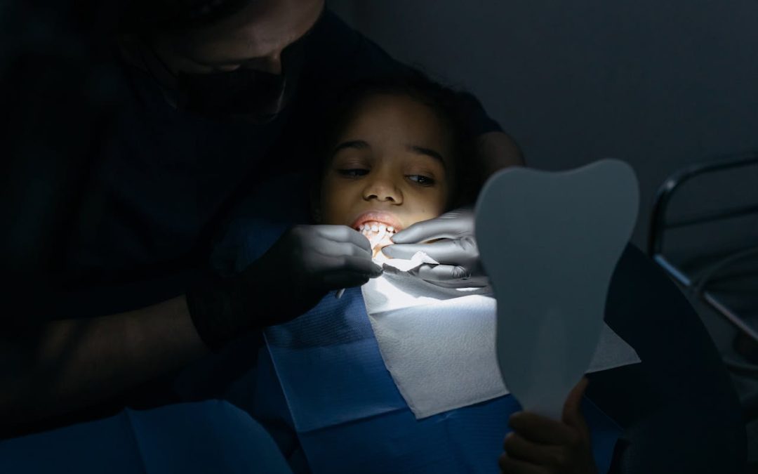 Menina restaurando o dente