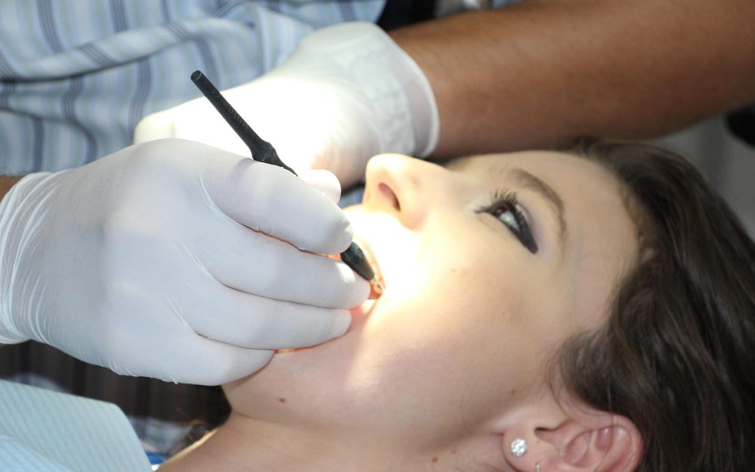 Mulher com dentes encavalados