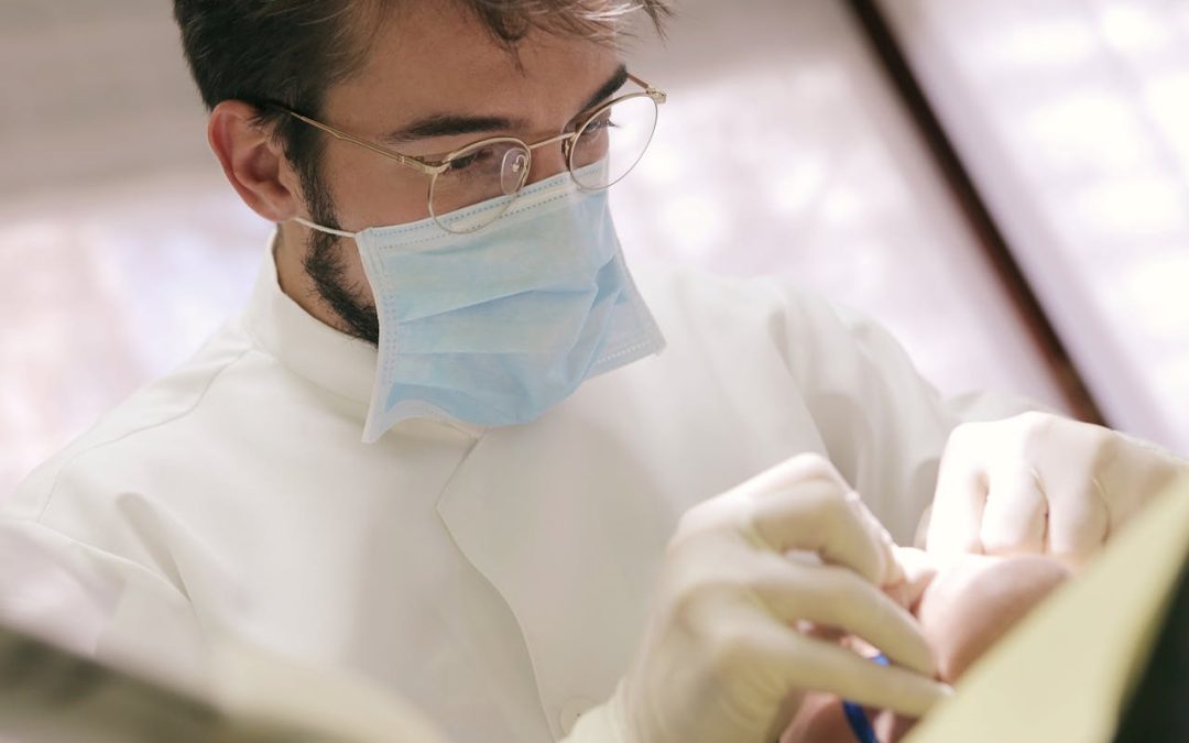 Dentista vendo retração gengival